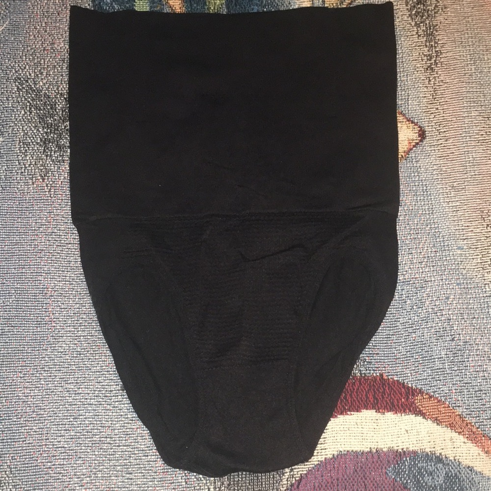 High-Rise Seamless Shaping Briefs — Black